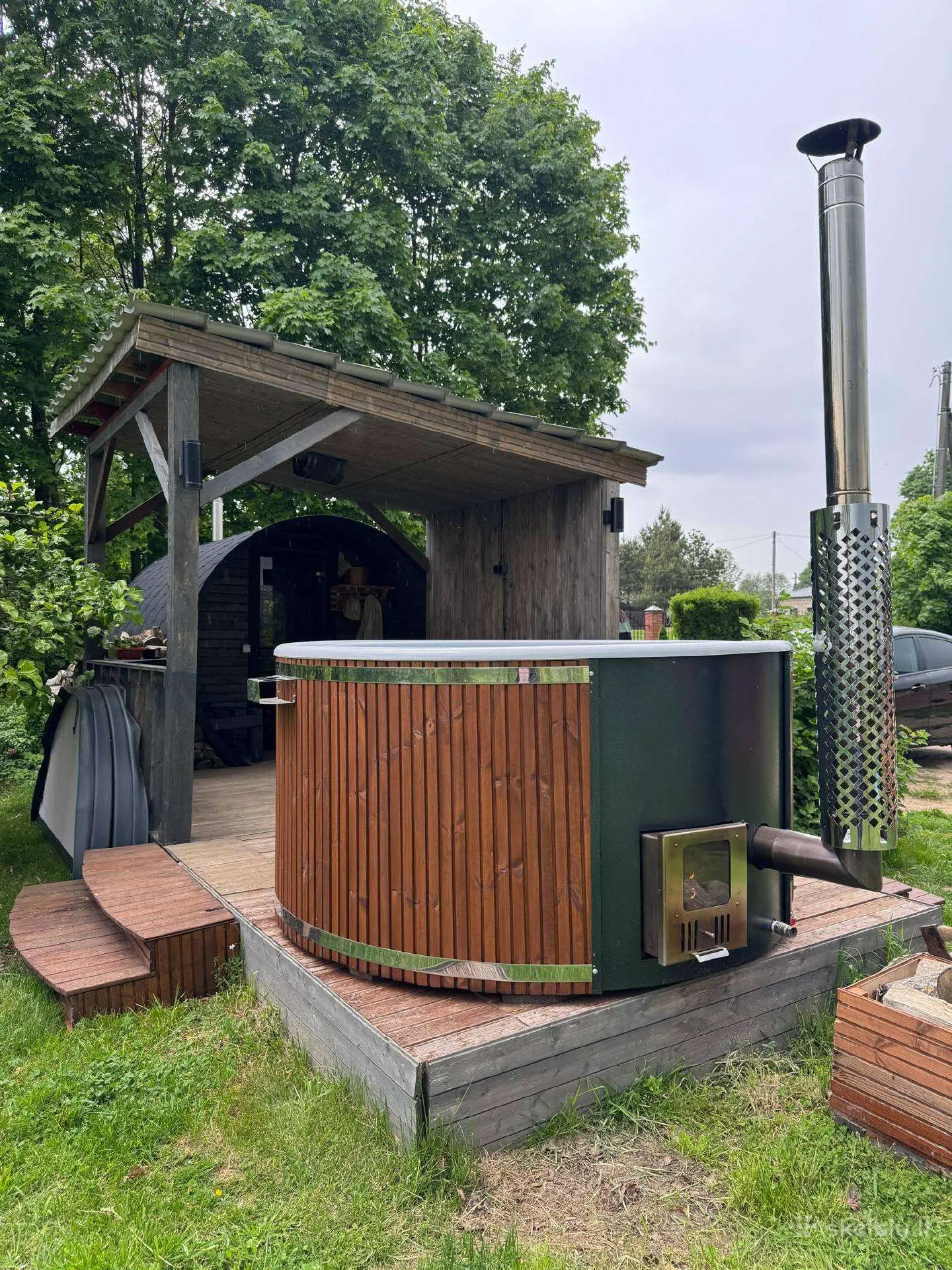 Overdækket udeområde i træ med sauna og badetønde