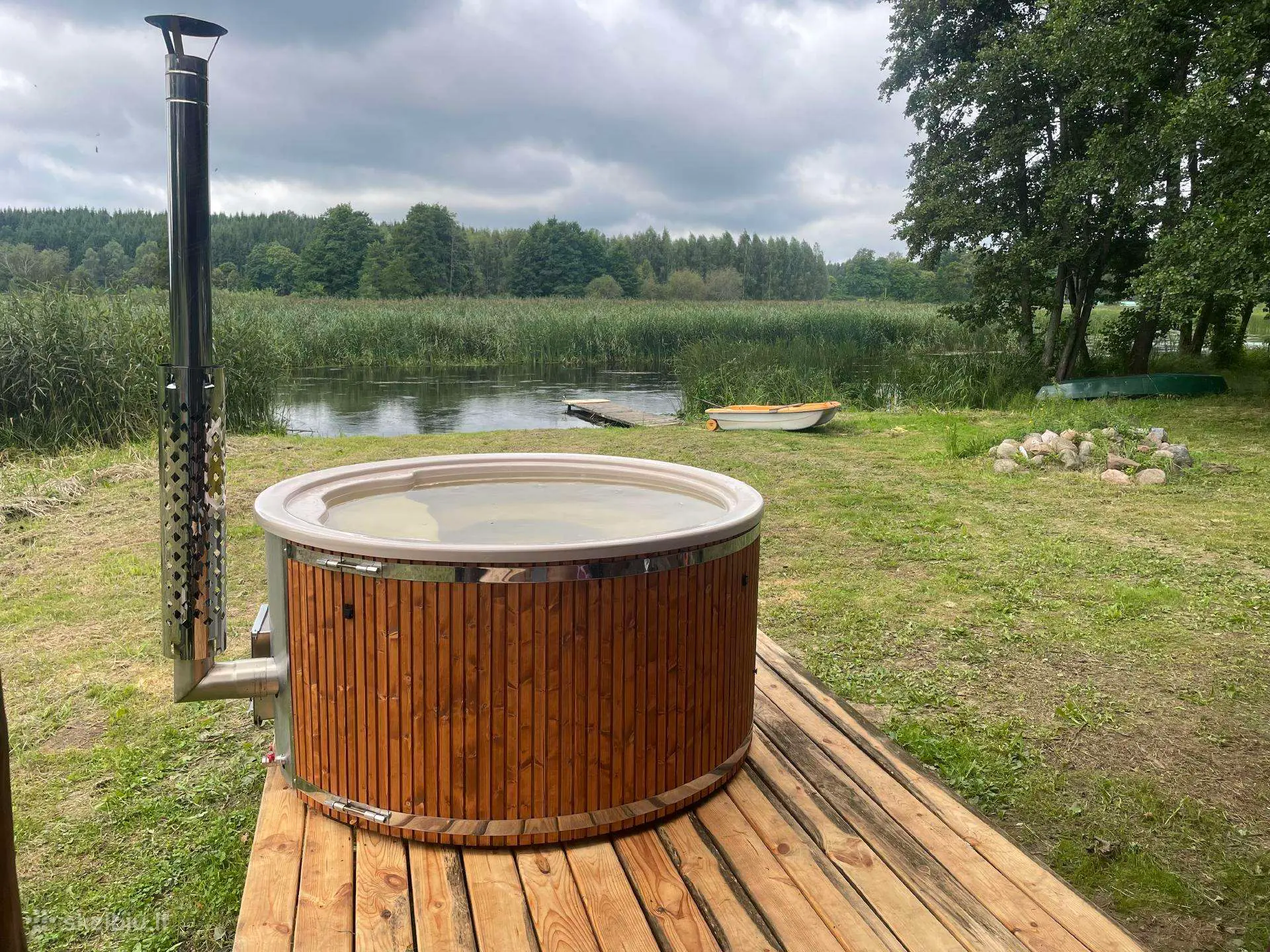 Badetønde placeret på nyt trædæk ved sø